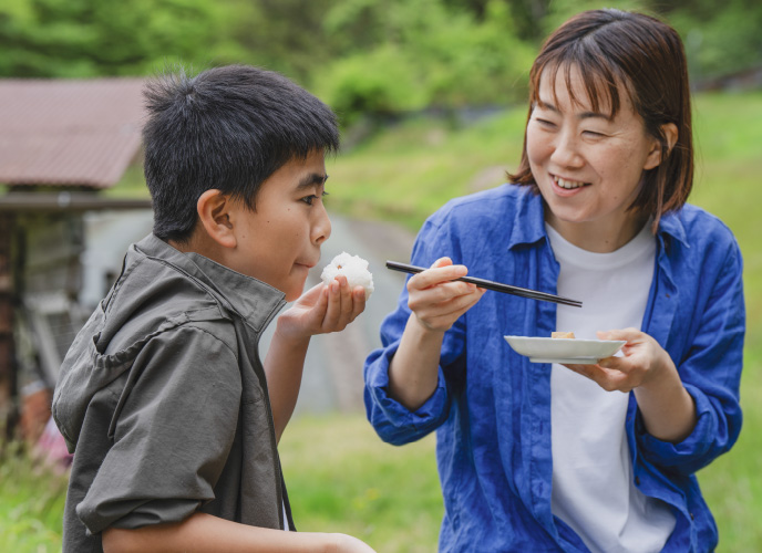 おにぎりを食べる様子